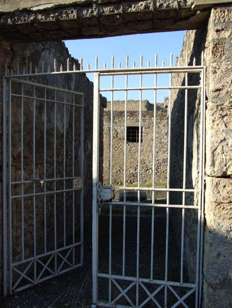 VII 15 13 Pompeii September 2005 Entrance Looking South Into Atrium